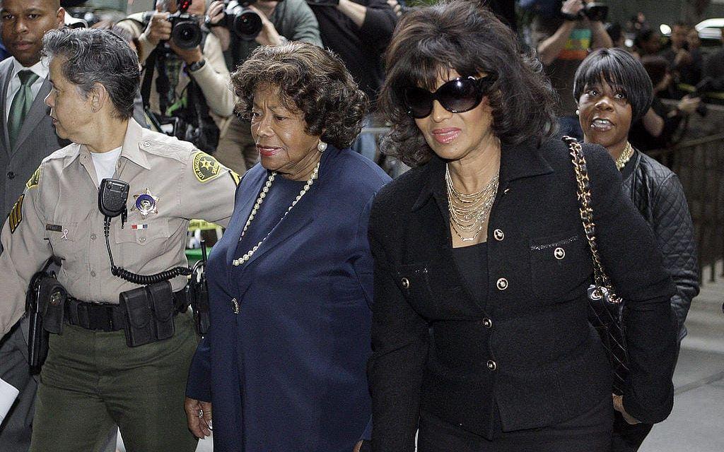 Michael Jacksons mamma Katherine Jackson och syster Rebbie anländer till domen för Conrad Murray som ska ha oavsiktligt mördat Michael Jackson. Foto: TT-