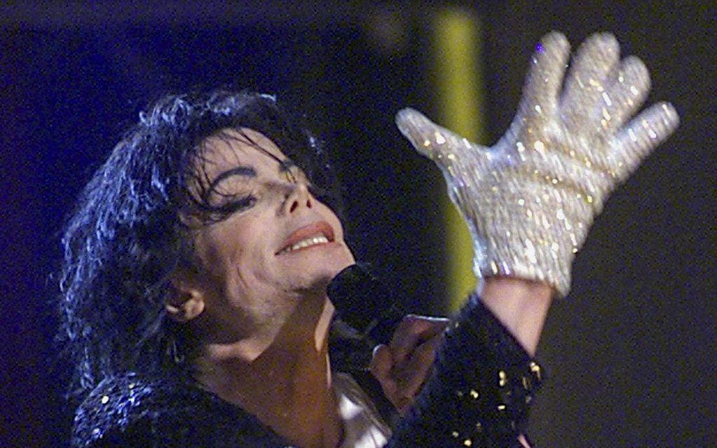 Michael Jackson framför låten Billie Jean på hans 30 årsjubiléeum i New York, Madison Square Garden 2001. Foto: TT.