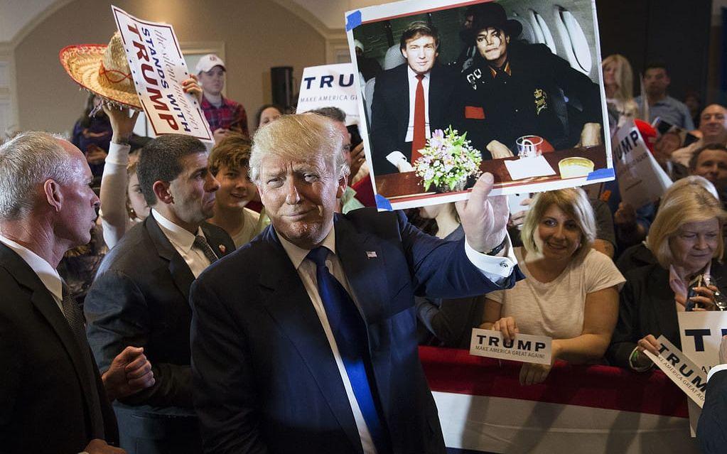 Den amerikanska presidentkandidaten Donald Trump använder hans möte med Michael Jackson som reklam. Foto: TT.