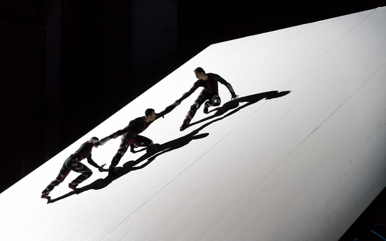Ur föreställningen Skid, där dansarna rör sig över en &quot;vägg&quot; med 34-gradi lutning.