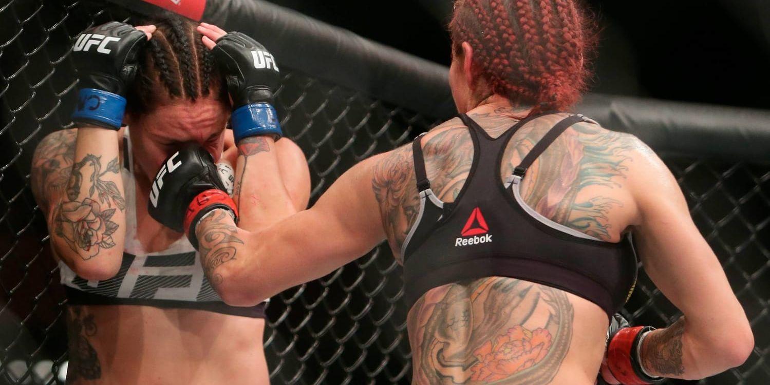 Svenska Lina Länsberg fick ta emot mycket stryk i sin UFC-debut och förlorade på teknisk knock out i den andra ronden.