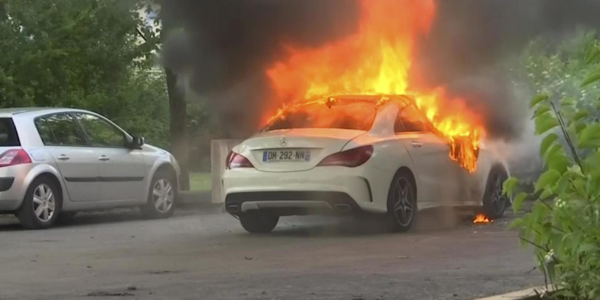Bilar brinner i Dijon. Bilden är från tv-kanalen BFMTV:s rapportering i måndags.