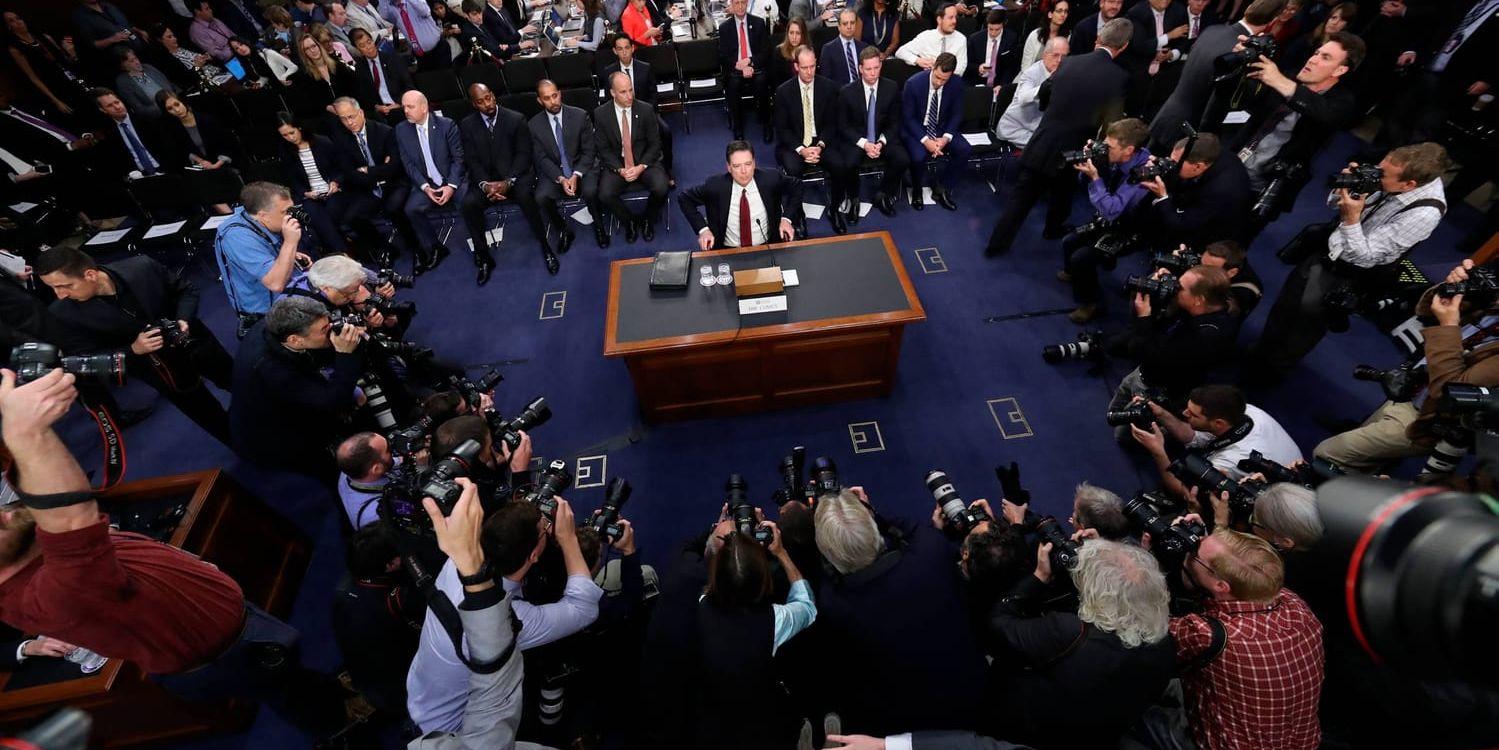Förre FBI-chefen James Comey tar plats i senatens underrättelseutskott.