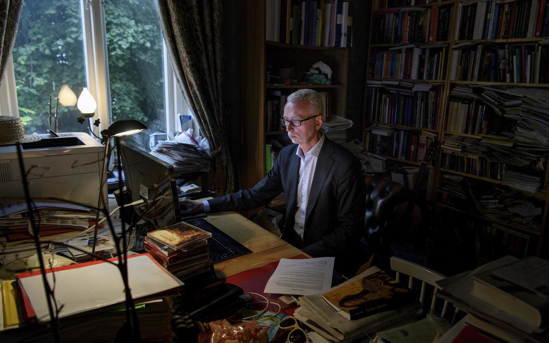 Flitens lampa lyser hemma hos författaren och historieprofessorn Dick Harrison i lilla Åkarp mellan Lund och Malmö.