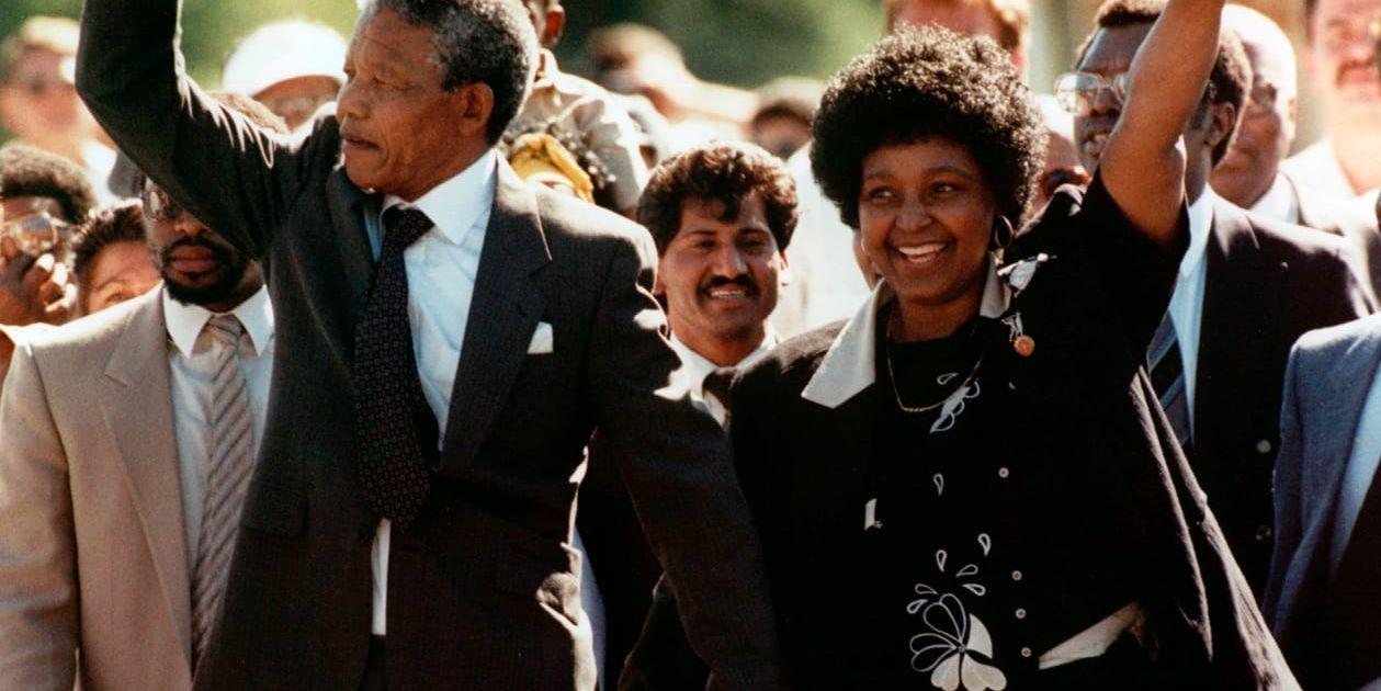Klassisk bild av Nelson och Winnie Mandela när han i februari 1990 släppts ur fängelset. Arkivbild.