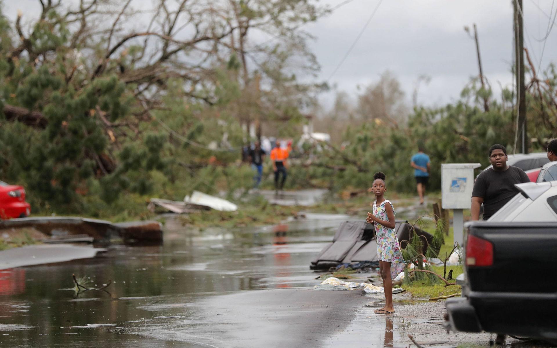 Tamiya Waldon undersöker vilka skador orkanen orsakat hennes kvarter i Panama City.