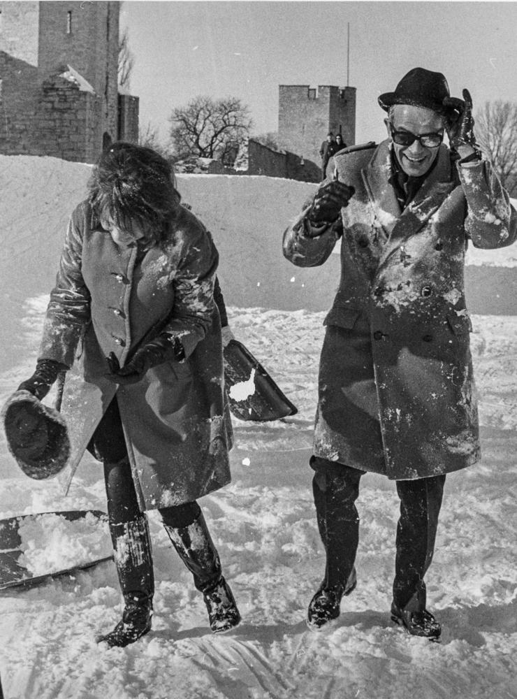 <strong id="strong-c229c51a419c2dd7058332e6bdb2ed03">1968</strong> - Mona Malm och Ingvar Kjellson täckta med snö efter en vurpa sedan de åkt tefat utför kullarna vid Norreport i Stockholm.