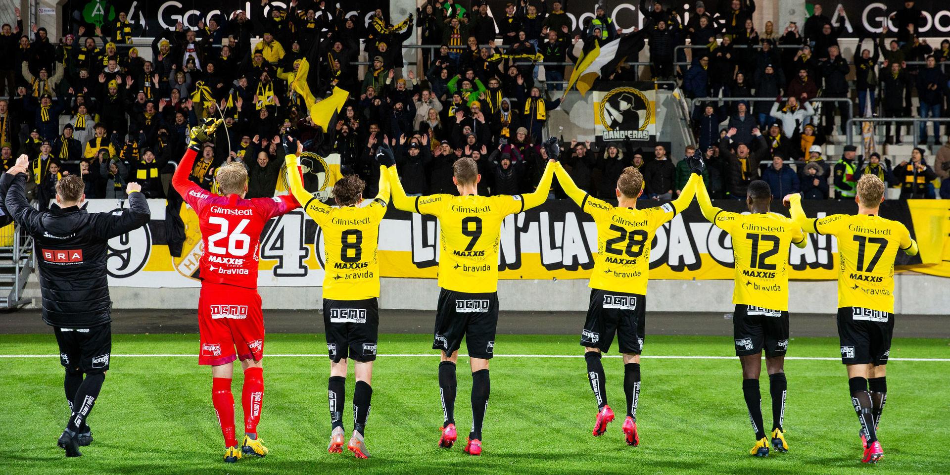 Häcken jublar framför klacken efter 3–0-segern mot Gais i Svenska Cupen.