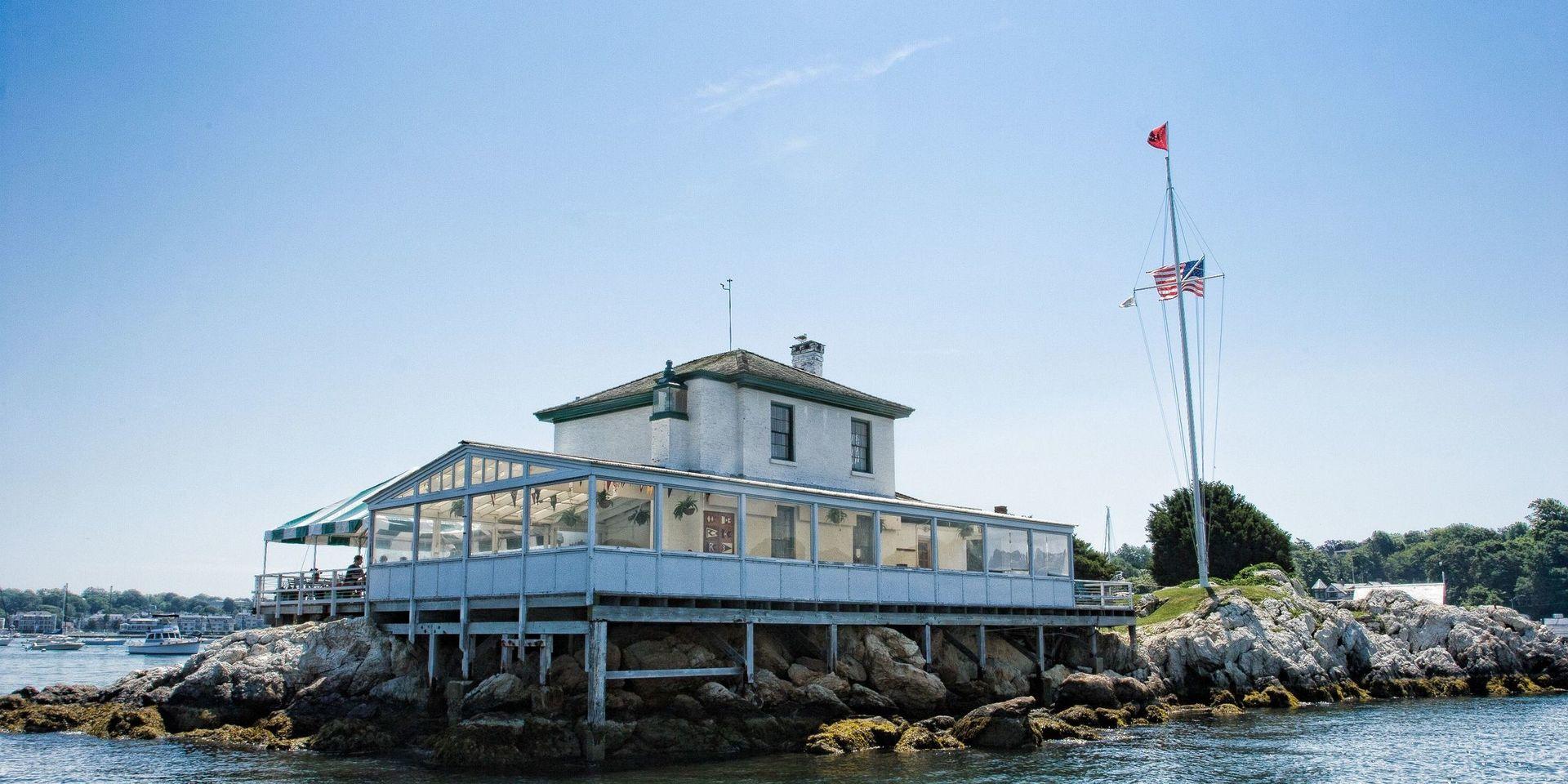 ÄRAS DEN SOM ÄRAS BÖR. Lime Rocks gamla fyr på Rhode Island har numera – som sig bör – ändrat namn till Ida Lewis Lighthouse. 