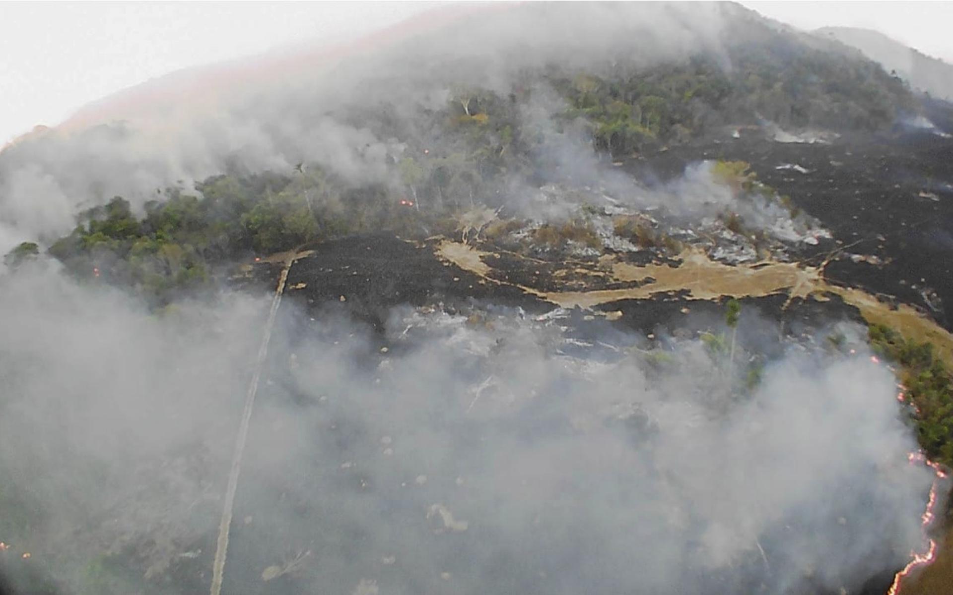 En bild från en av räddningstjänstens drönare visar en skogsbrand i Guarantã do Norte i centrala Brasilien.