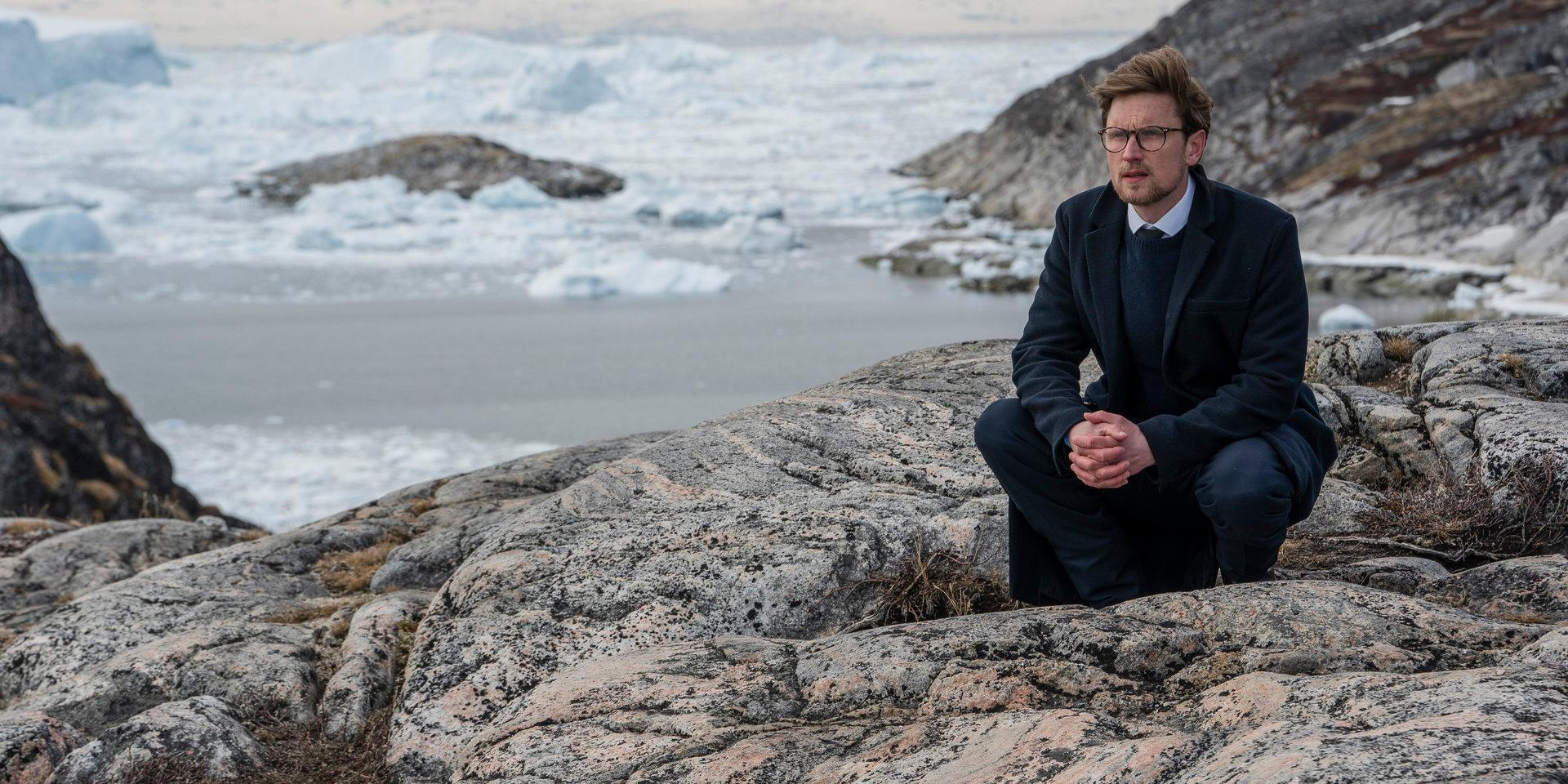 En stor oljefyndighet upptäcks på Grönland, vilket snabbt leder till problem, inte minst för den nyblivne Arktisambassadören Asger (Mikkel Boe Følsgaard) i 'Borgen – riket, makten och äran'. Pressbild.