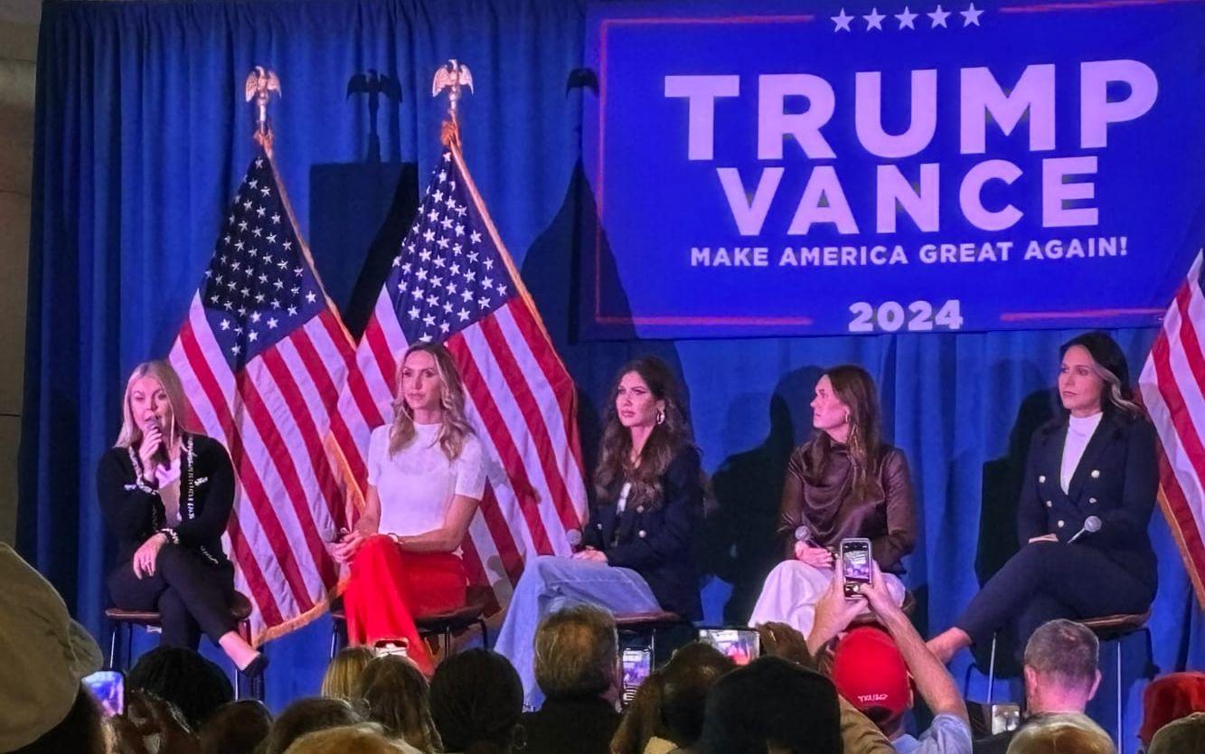 Lara Trump, biträdande ordförande i Republikanerna och Donald Trumps svärdotter, i röda byxor. På scenen under ett kampanjmöte i Atlanta i Georgia har hon sällskap av (från vänster) Trumpkampanjens pressekreterare Karoline Leavitt, South Dakotas guvernör Kristi Noem, Arkansas guvernör Sarah Sanders samt Tulsi Gabbard, som tidigare var demokratisk kongressledamot men nu bytt parti.