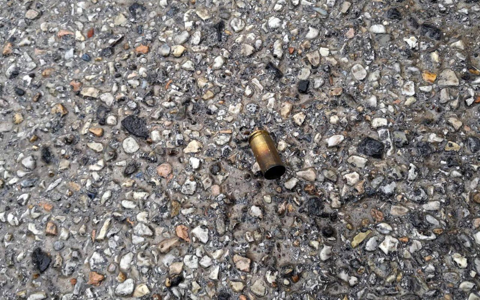 En tomhylsa ligger på gatan i Macerata efter skjutningen.