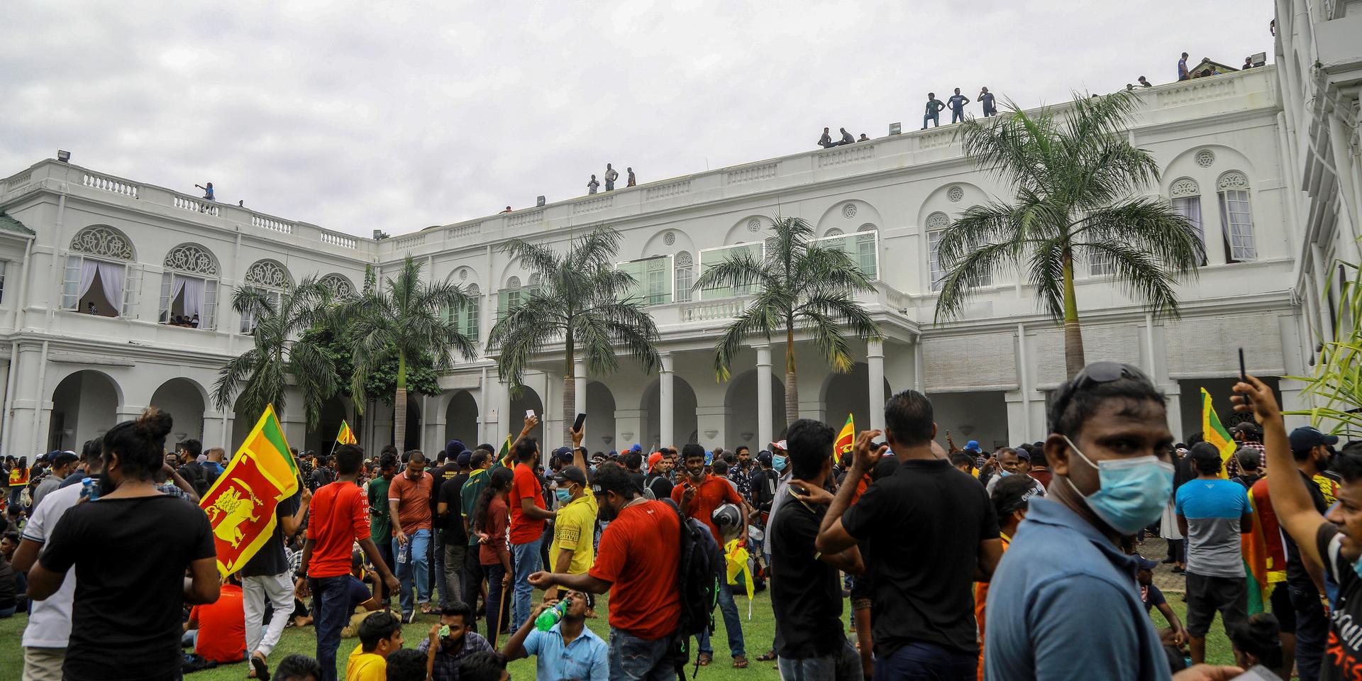 Demonstranter i Sri Lanka har under lördagen intagit presidentpalatset i huvudstaden Colombo.