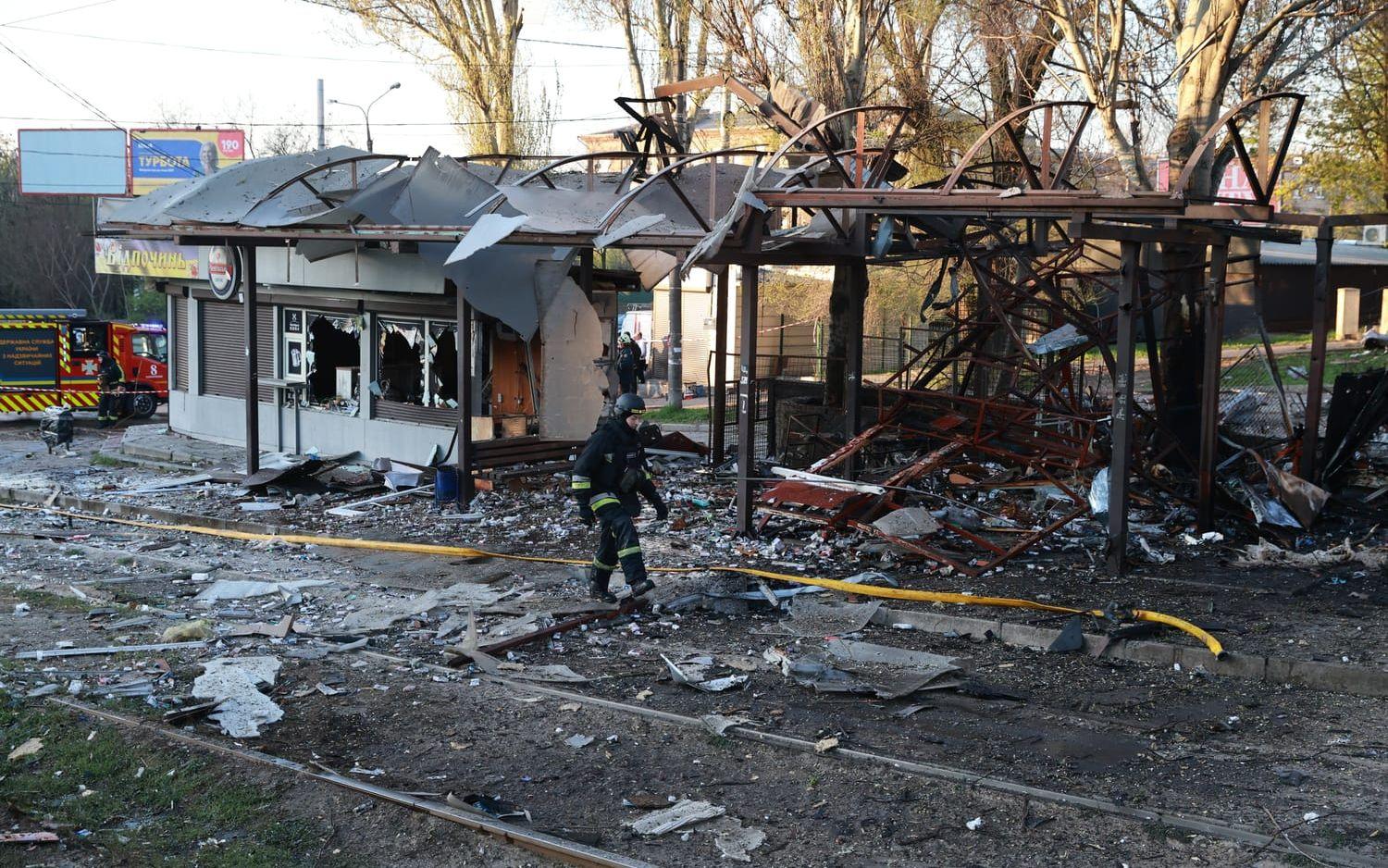 Förödelse efter en rysk drönarattack vid en spårvägsstation i Zaporizjzja i Ukraina. Bilden togs den 15 april.