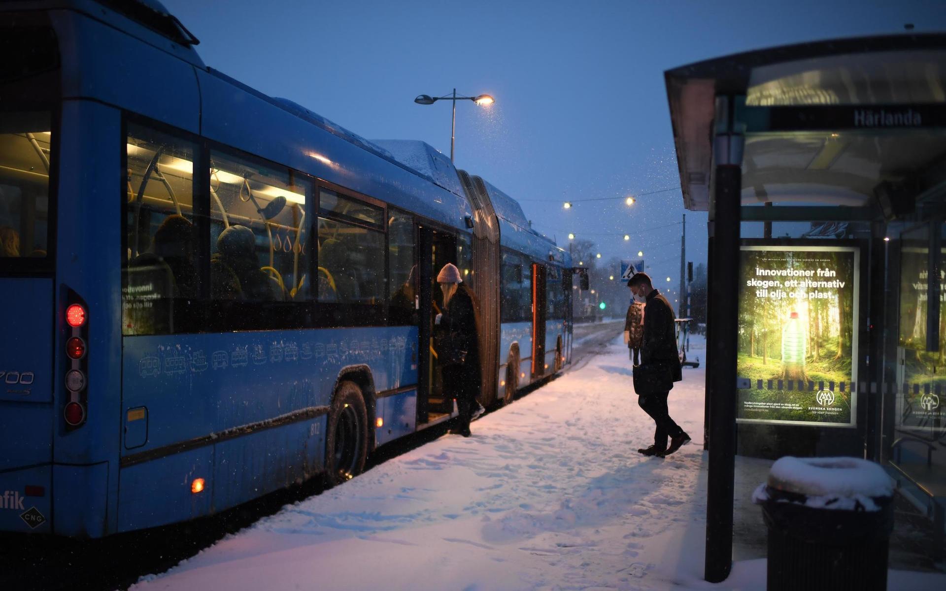 Ett hundratal busslinjer påverkas av störningar i form av förseningar, enligt Västtrafiks störningsinformation.
