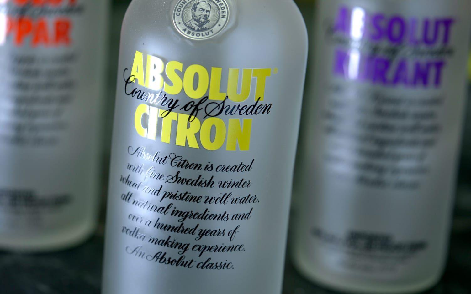 Kritiken mot Absolut Companys ägare Pernod Ricard lät inte vänta när man meddelade att man skulle återuppta exporten till Ryssland. 