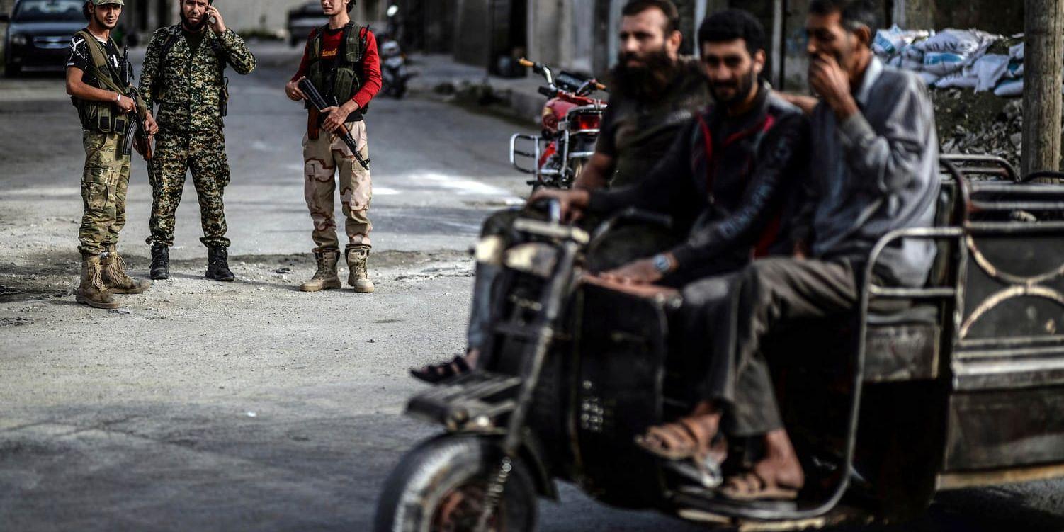 En beväpnad oppositionell grupp patrullerar provinshuvudstaden Idlib.