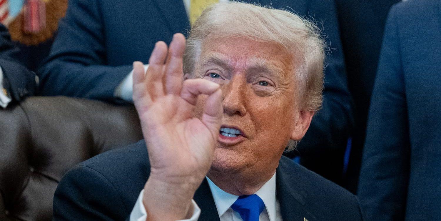 Donald Trump i mörkblå kostym och blå slips. 