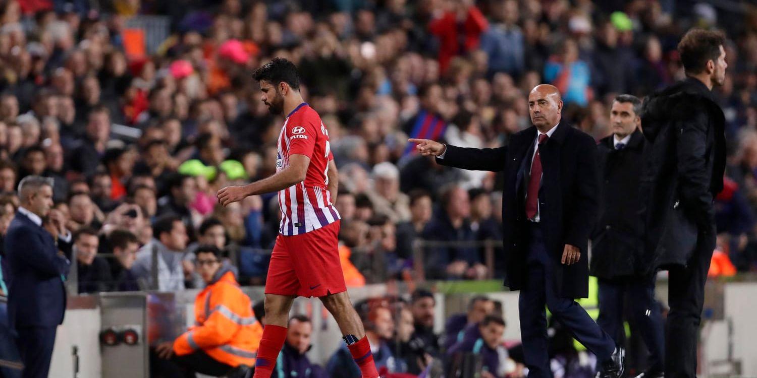 Den utvisade Atlético Madrid-anfallaren Diego Costa lämnar planen.