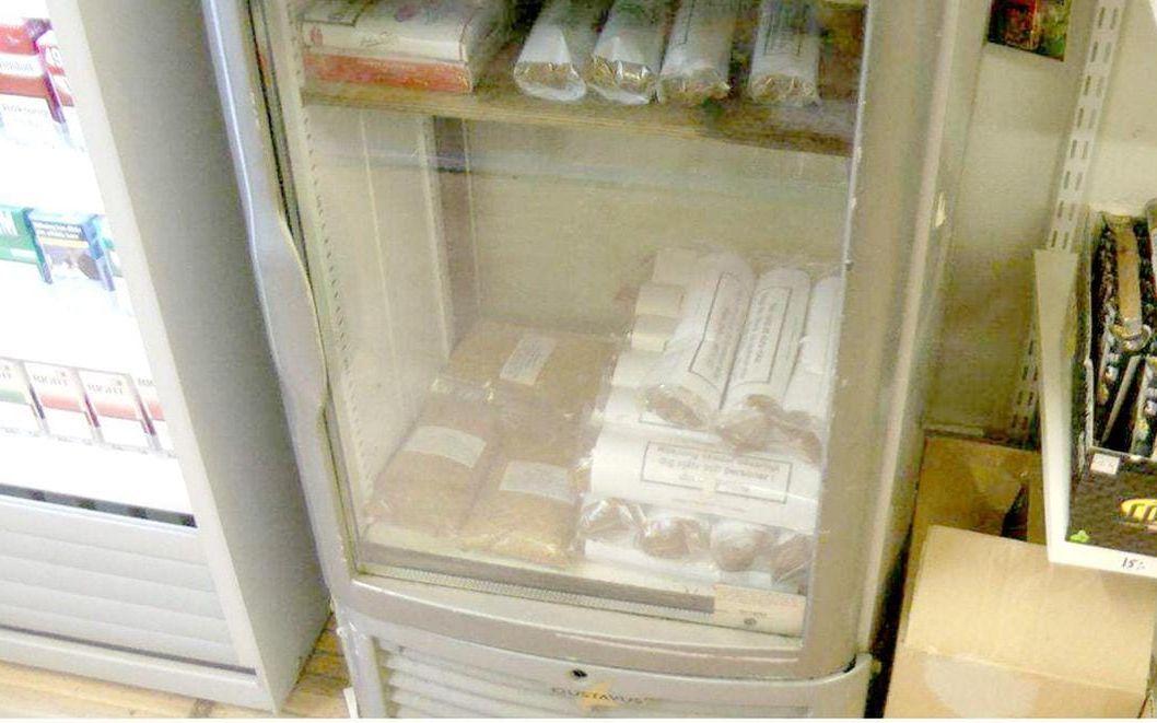 Röktobaken fanns till försäljning i kylskåp som stod bredvid skåp för vanliga cigaretter. Bild: Polisen 