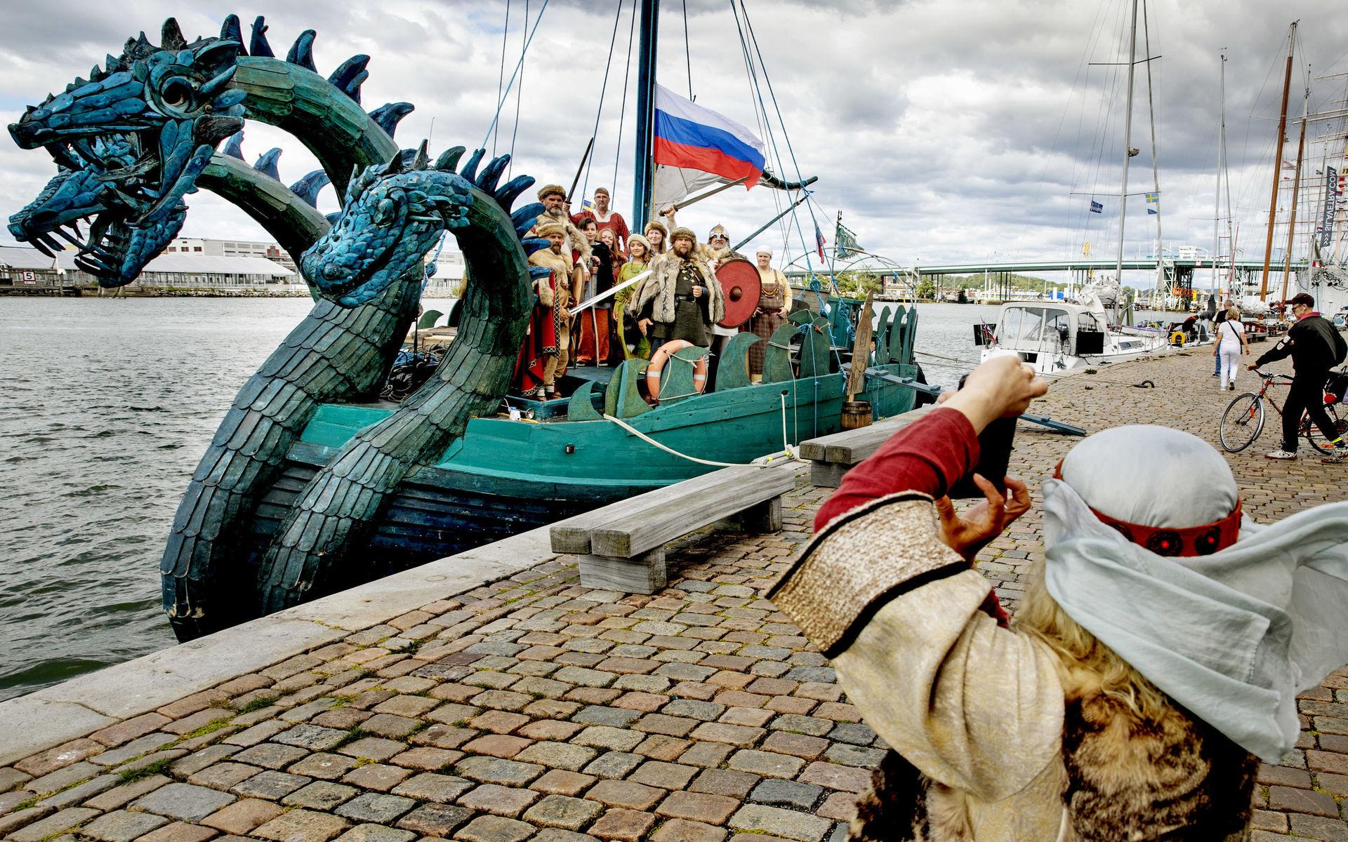 Vikingaskeppet Zmej Gorýnytj gästade Göteborg på sin sommarresa i Östersjön och på västkusten. Skeppet seglar i farvattnet av de tre vikingarna Rurik och hans två bröder Sineus och Truvor. Rurik anses vara skaparen av det ryska riket och sägs ha kommit från svenska Roslagen. 