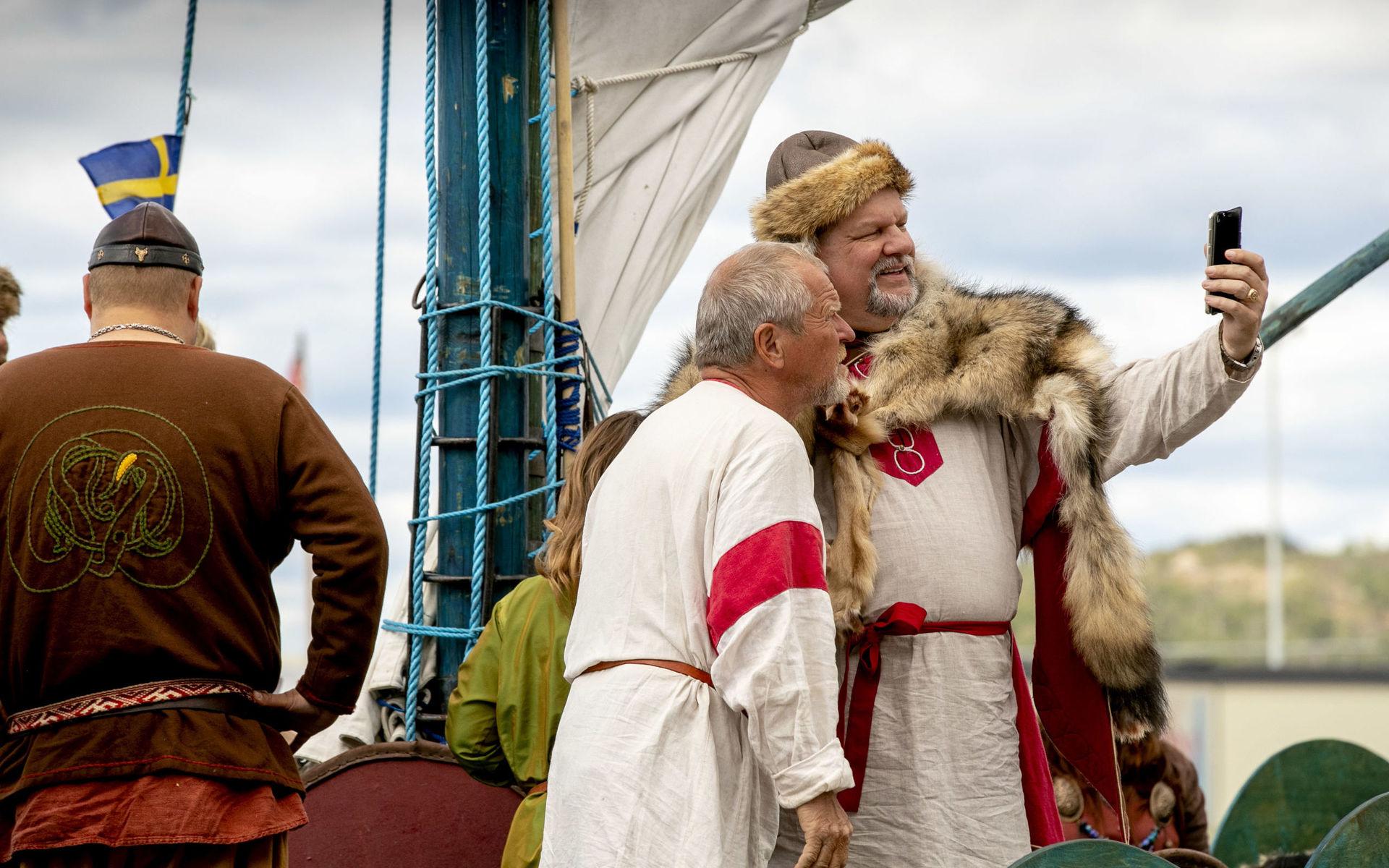 Nikolaj Shesterin och Nikolaj Giljov tar en bild när vikingaskeppet Zmej Gorýnytj gästade Göteborg på sin sommarresa. 