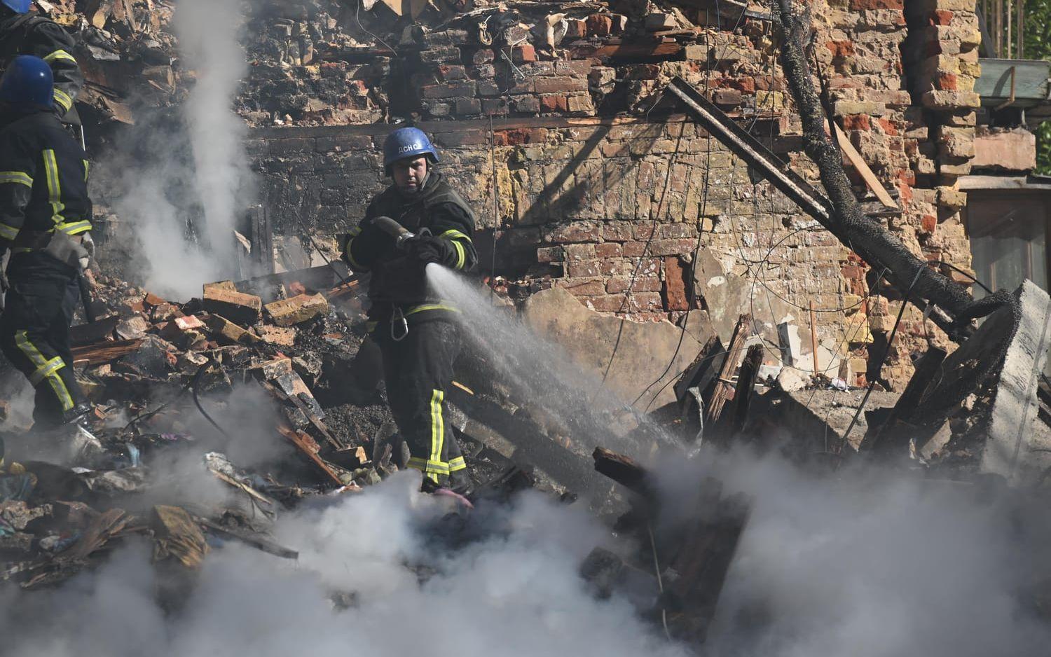 Räddningstjänsten i Kiev arbetade under stora delar av måndagen med att släcka de bränder som uppstått efter attackerna. 