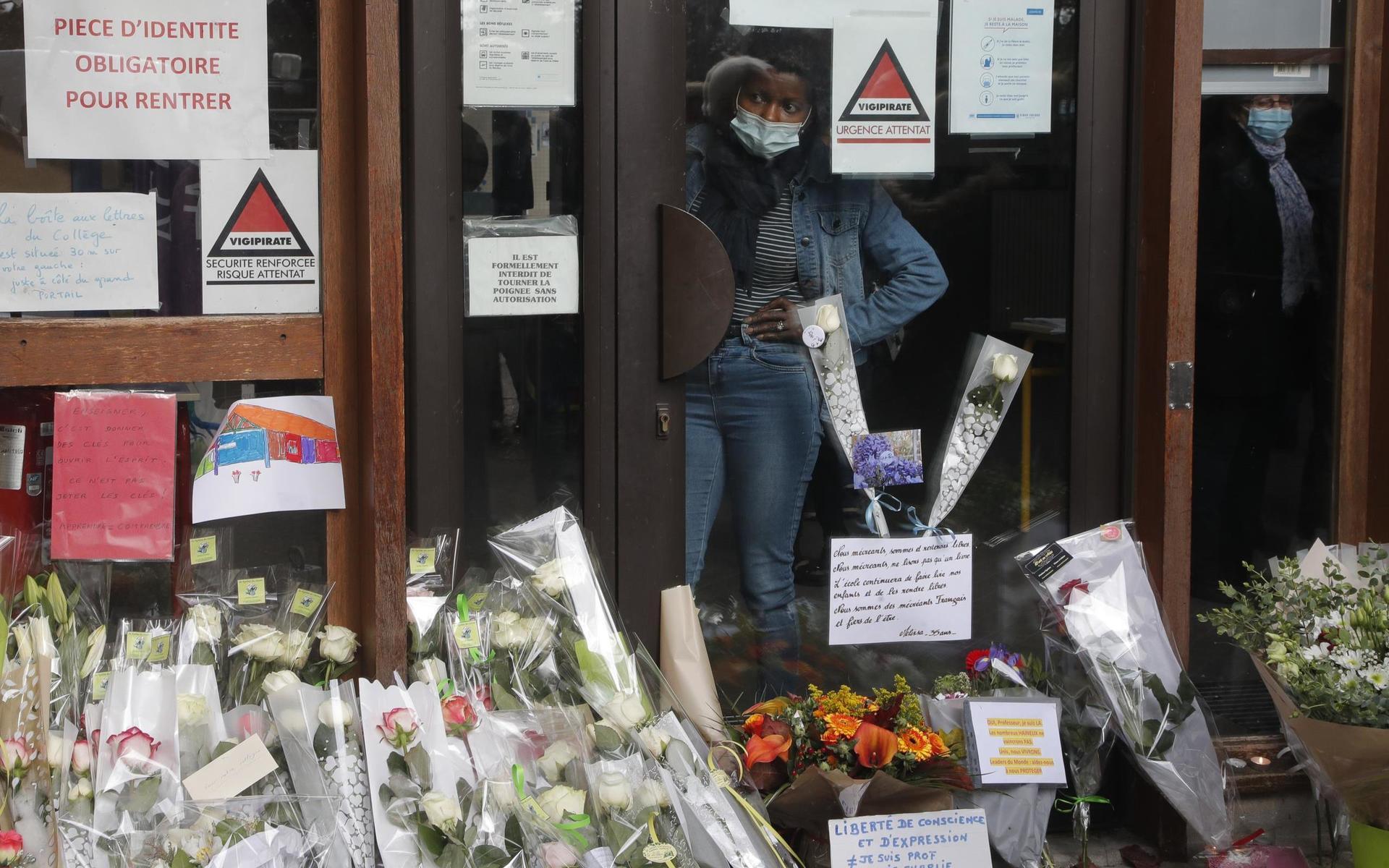Ett brutalt och överlagt knivmord på en 47-årig högstadielärare utanför Paris väcker chock och sorg. 