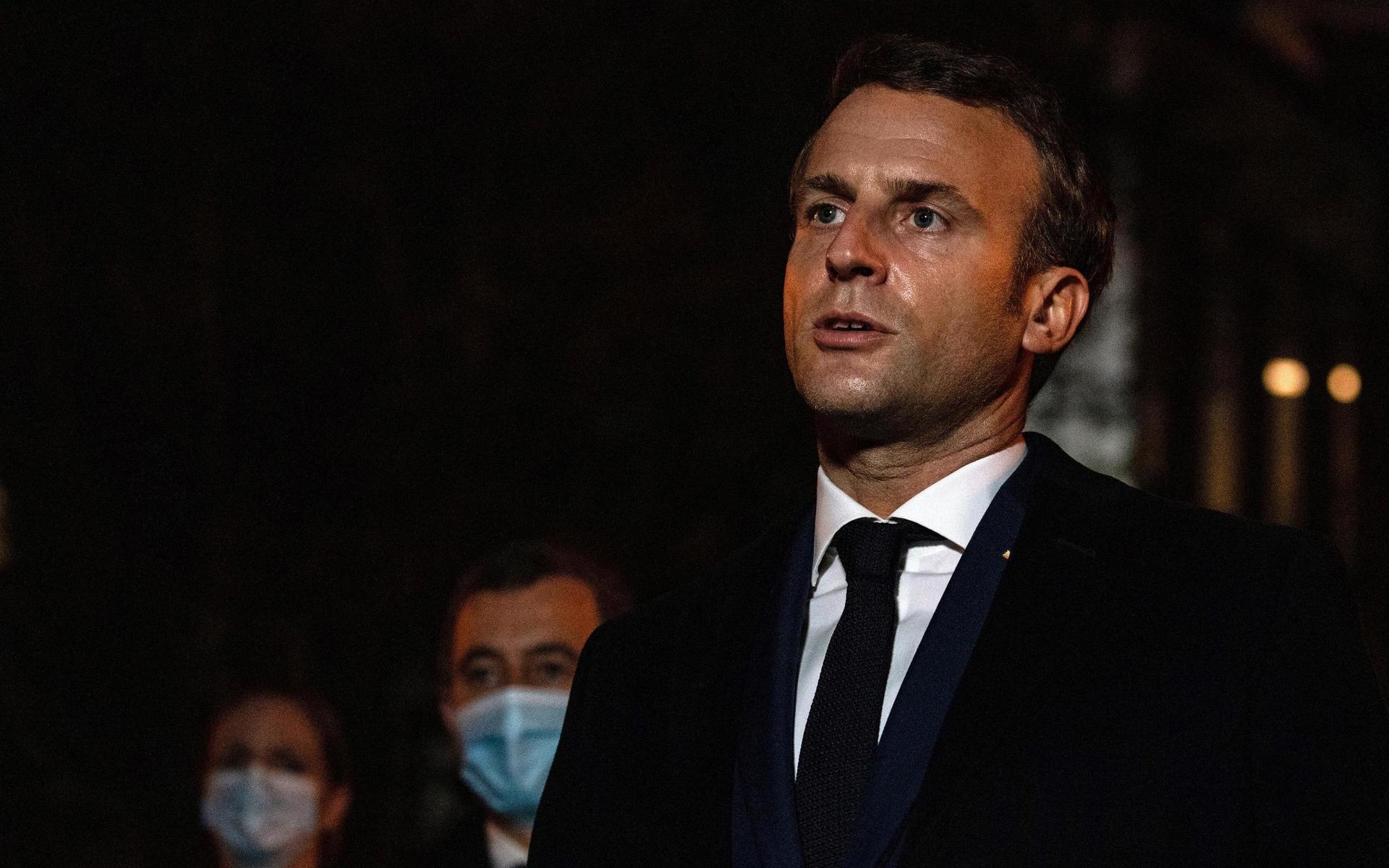 ”En medborgare har mördats i dag för att han var lärare, och för att han lärde ut yttrandefrihet”, sade president Emmanuel Macron vid ett besök på brottsplatsen efter dådet.