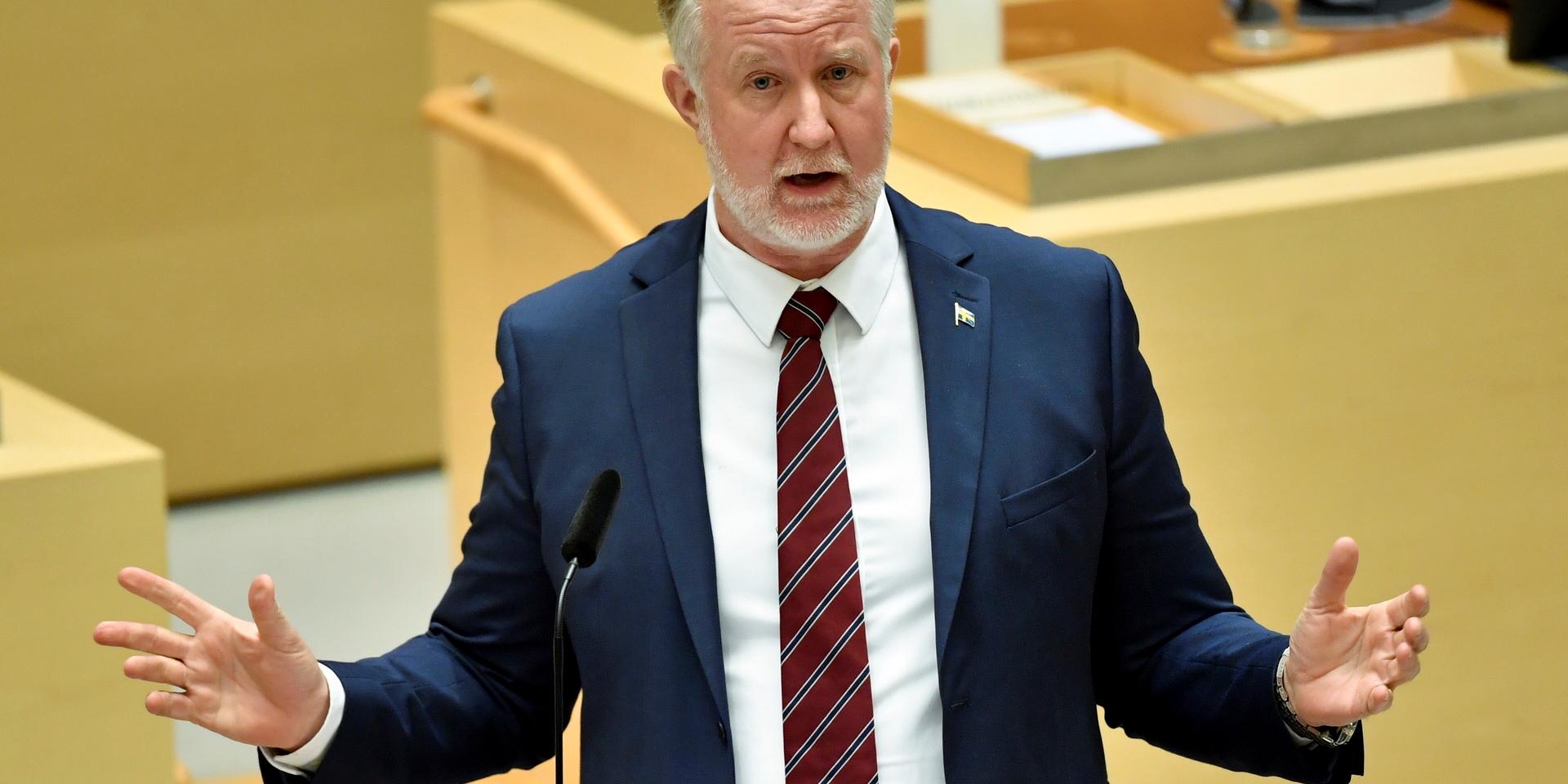 Liberalernas Johan Pehrson (L) under dagens partiledardebatt i riksdagen.