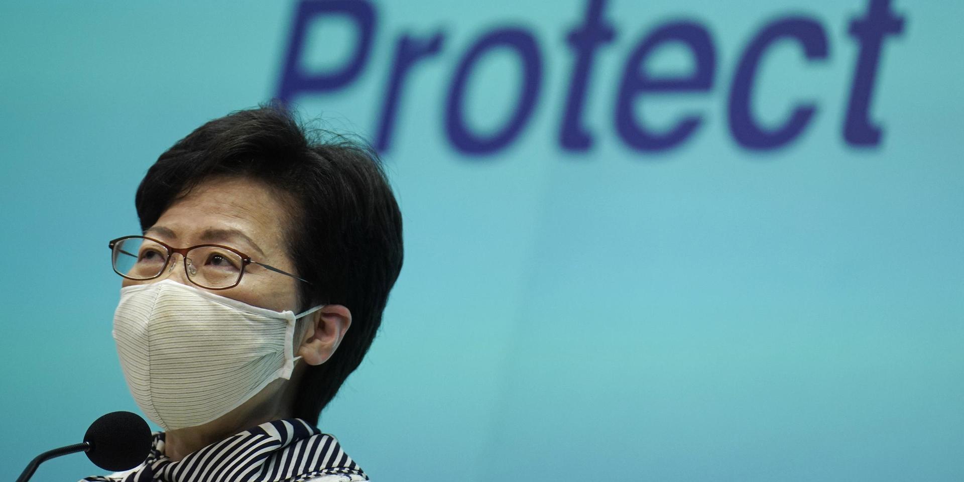 Den Pekingtrogne ledaren Carrie Lam uppmanar Hongkong-borna att testa sig.