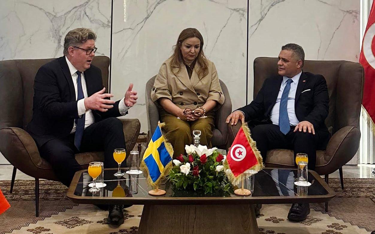 Justitieminister Gunnar Strömmer (till vänster) och Tunisiens inrikesminister Khaled Nouri (till höger). Personen i mitten är en tolk.