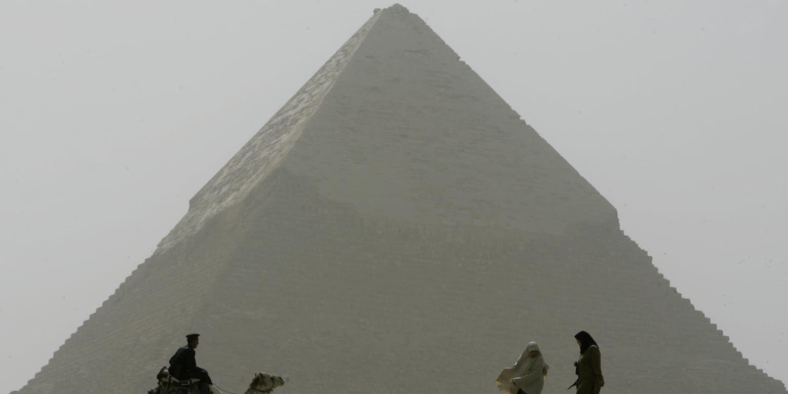 Chefrens pyramid vid Giza utanför Kairo är med sina 136 meter den näst största pyramiden i Egypten. Arkivbild.