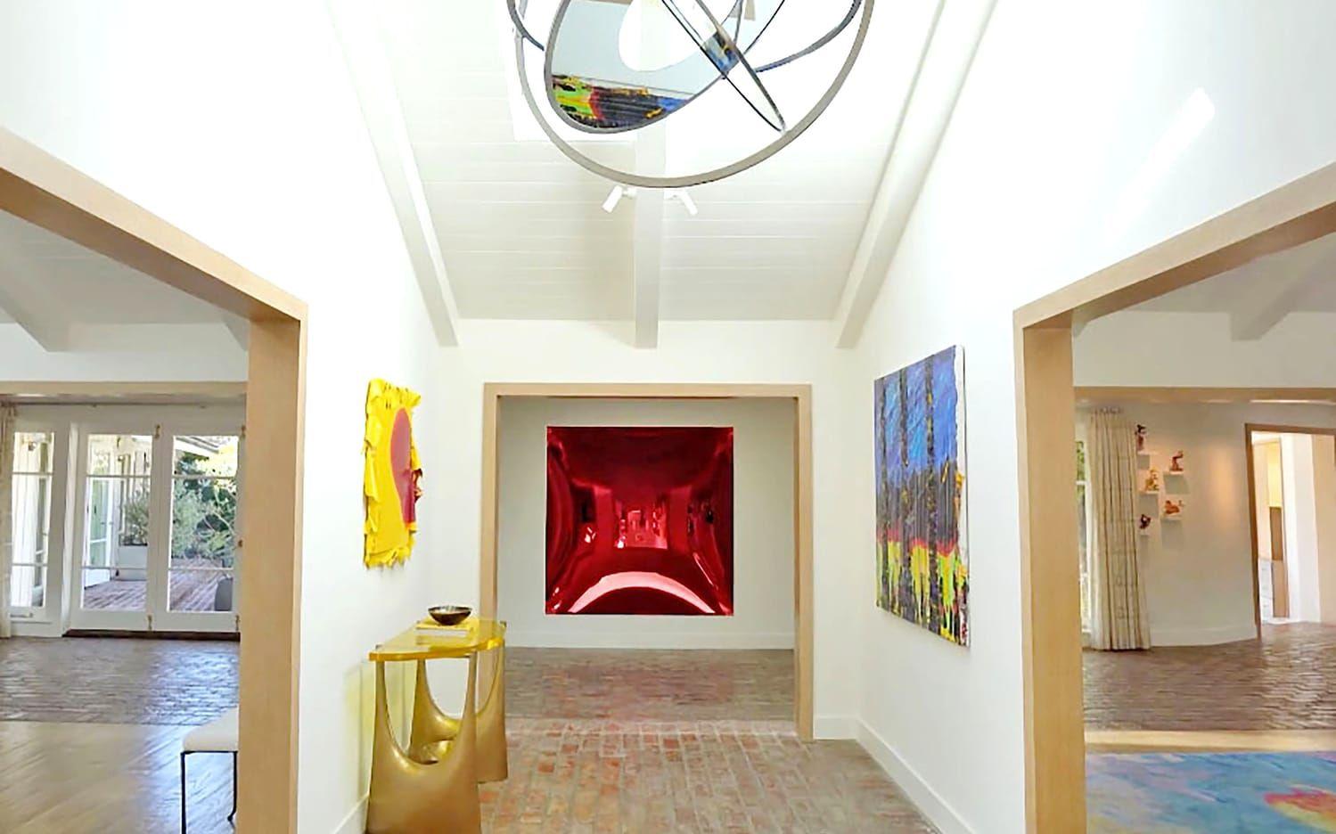 Redan i hallen syns Carreys konstintresse. En del av tavlorna i hemmet har han målat själv. Förra året såldes ett av hans verk för 780 000 kronor.