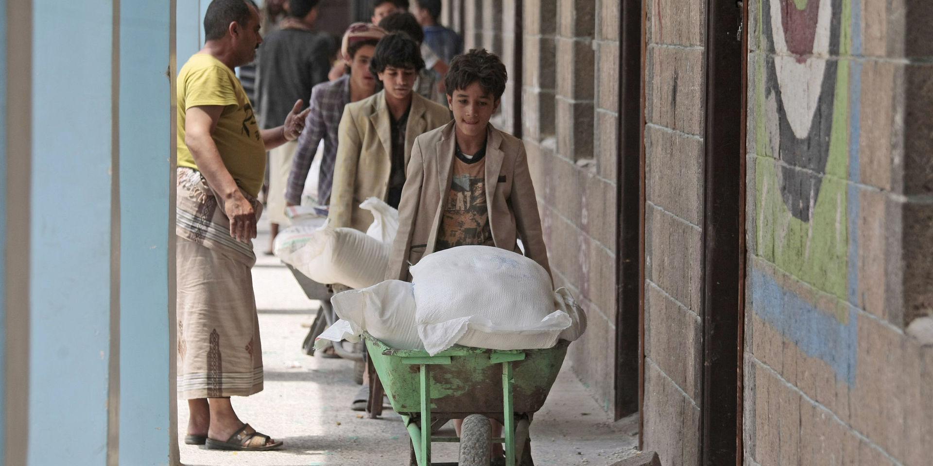 Miljontals internflyktingar i Jemen förlitar sig på FN:s matinsatser för att klara sig för dagen. 