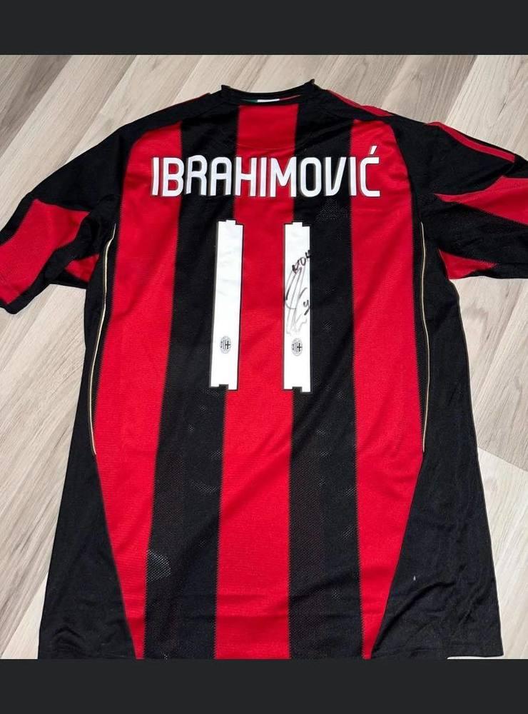 En signerad tröja från Zlatan Ibrahimovic.