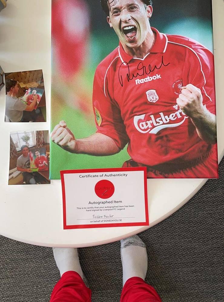 En signerad tavla från Liverpool-legendaren Robbie Fowler. 