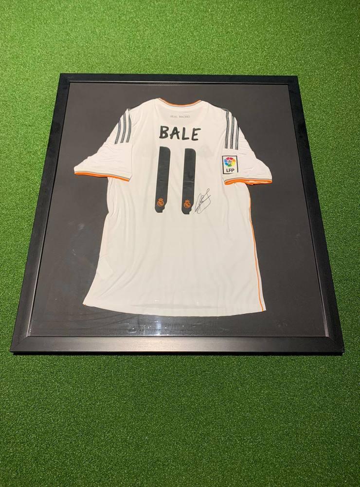 En signerad tröja från Gareth Bale. 