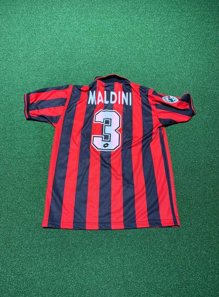 En signerad tröja från Paolo Maldini. 