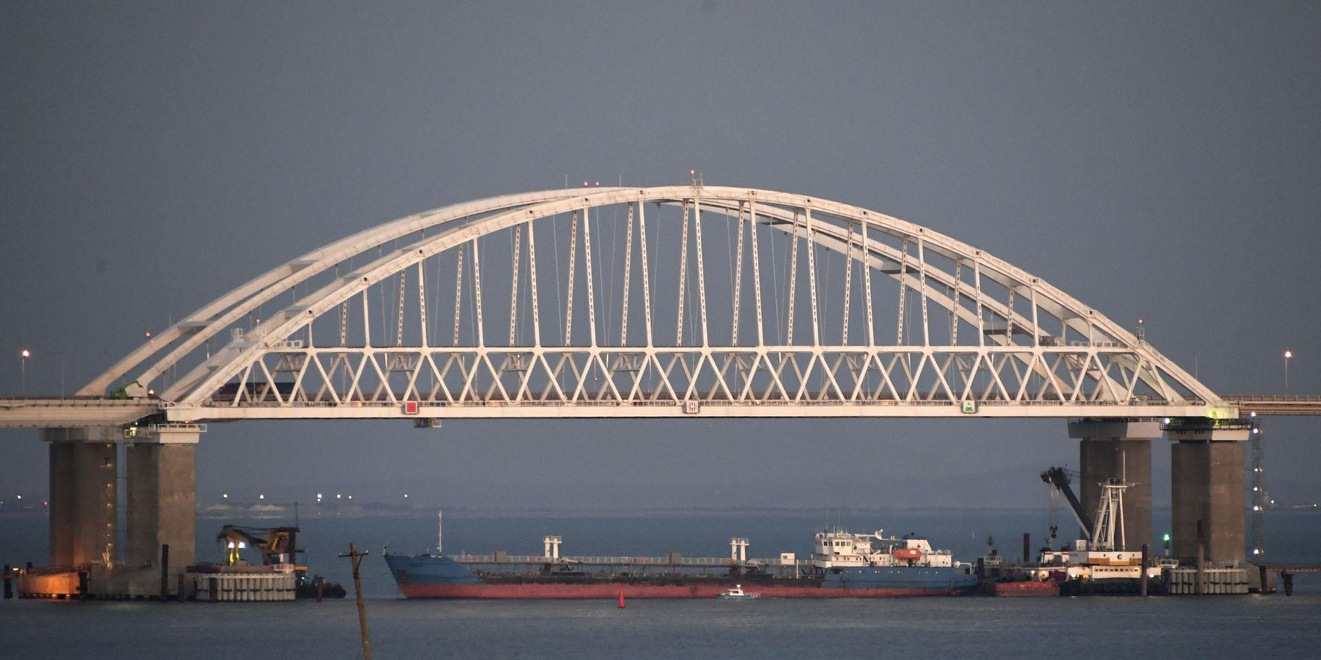 Ett fartyg spärrade av sjövägen vid Krimhalvön och bron över Kertjsundet.