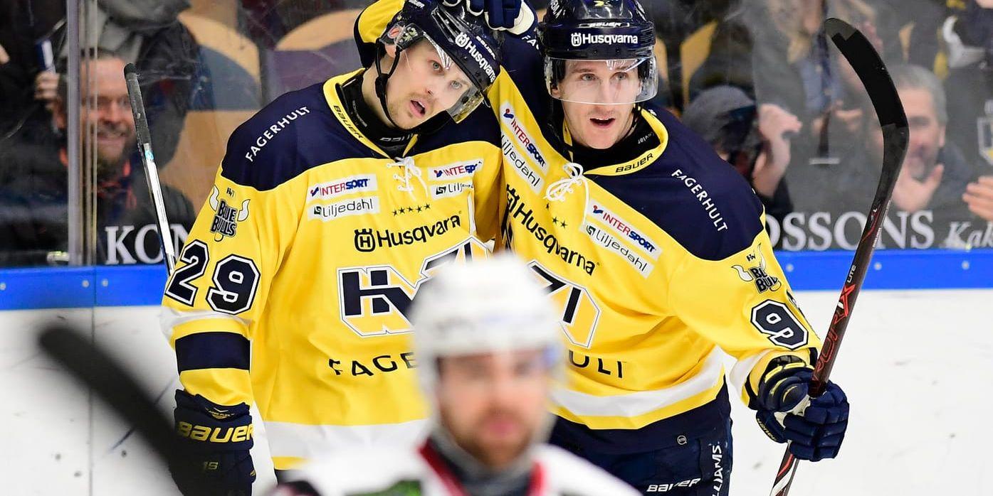 HV71:s Bill Sweatt (höger) kvitterade till 2–2 i fredagens ishockeymatch i SHL mellan HV71 och Malmö.