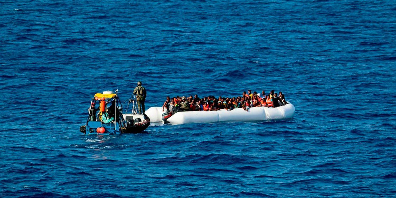 Det svenska fartyget Poseidon, som tillhör Kustbevakningen, deltar i EU-operationen Triton i Medelhavet hjälper till att rädda migranter från ett fartyg utanför Libyens kust.