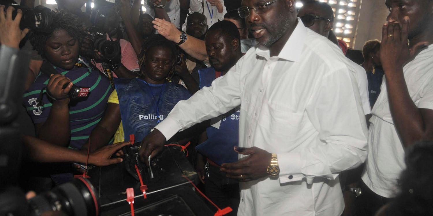 Före detta fotbollsproffset George Weah när han röstade i presidentvalet i Liberia den 10 oktober. Arkivbild.