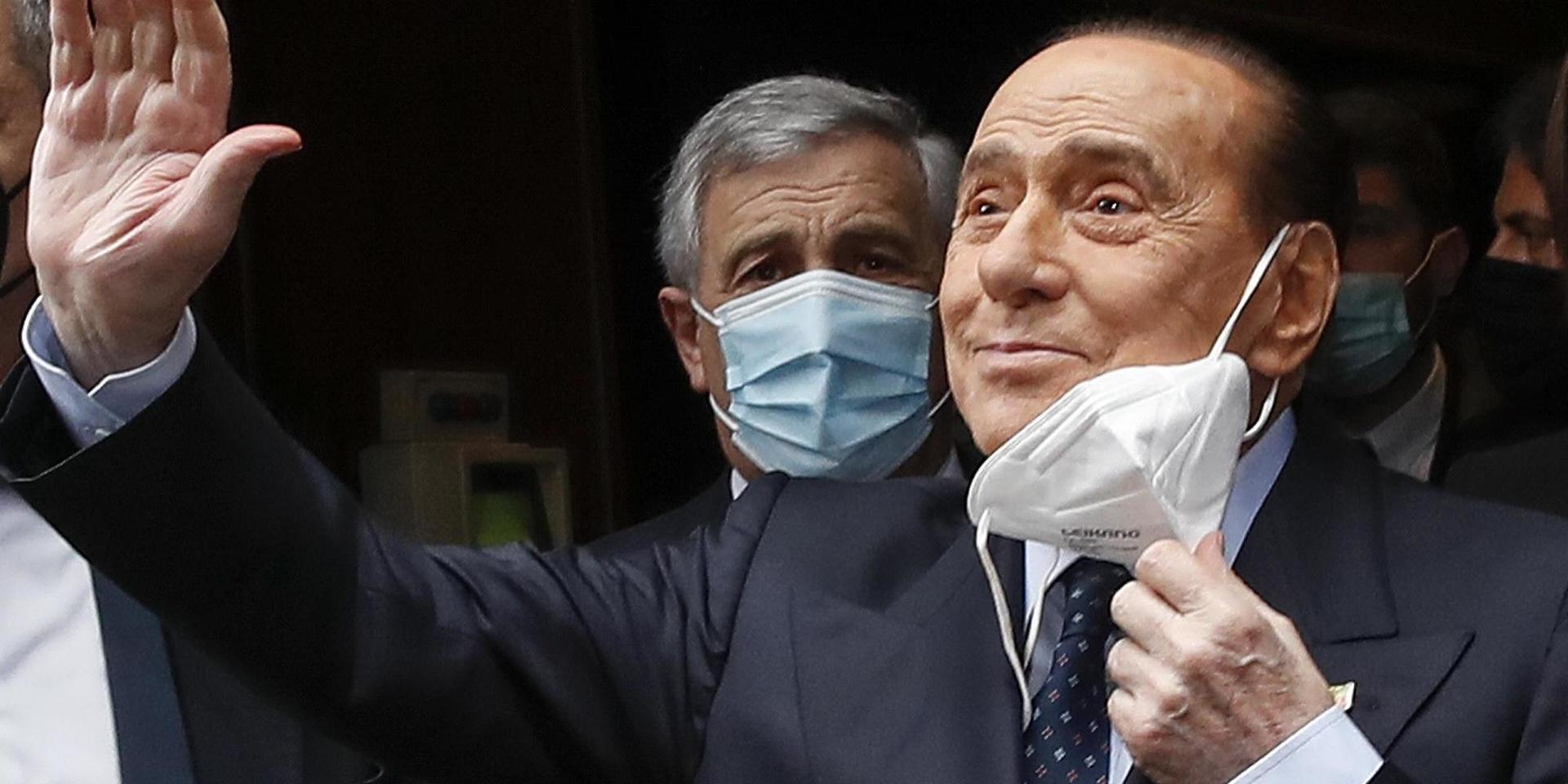 Italiens tidigare premiärminister Silvio Berlusconi vinkar till pressfotografer inför ett möte med landets nuvarande premiärminister Mario Draghi i februari i år. Arkivbild.