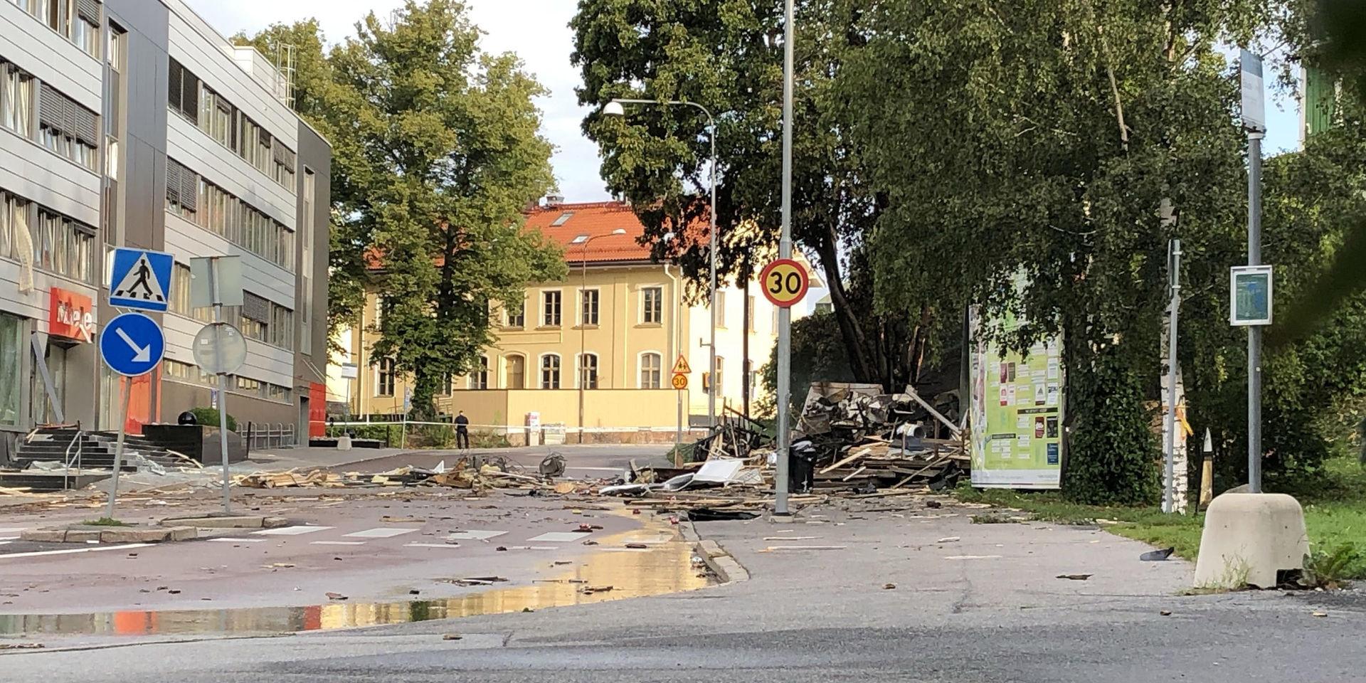 Ett stort område spärrades av i Solna under natten, sedan en mindre restaurangbyggnad exploderat och en brand uppstått. 
