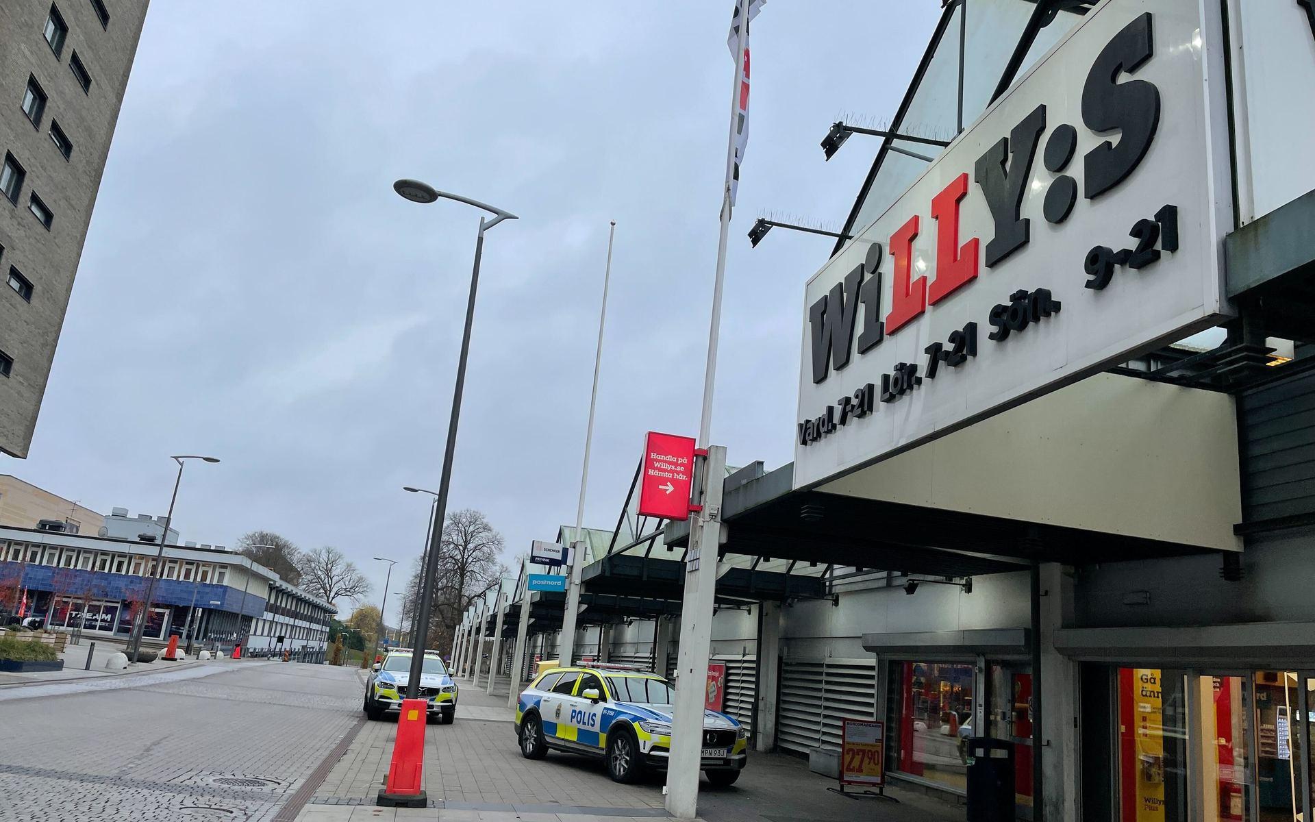 Klockan 08.40 larmades polisen till livsmedelsbutiken Willys i Partille.