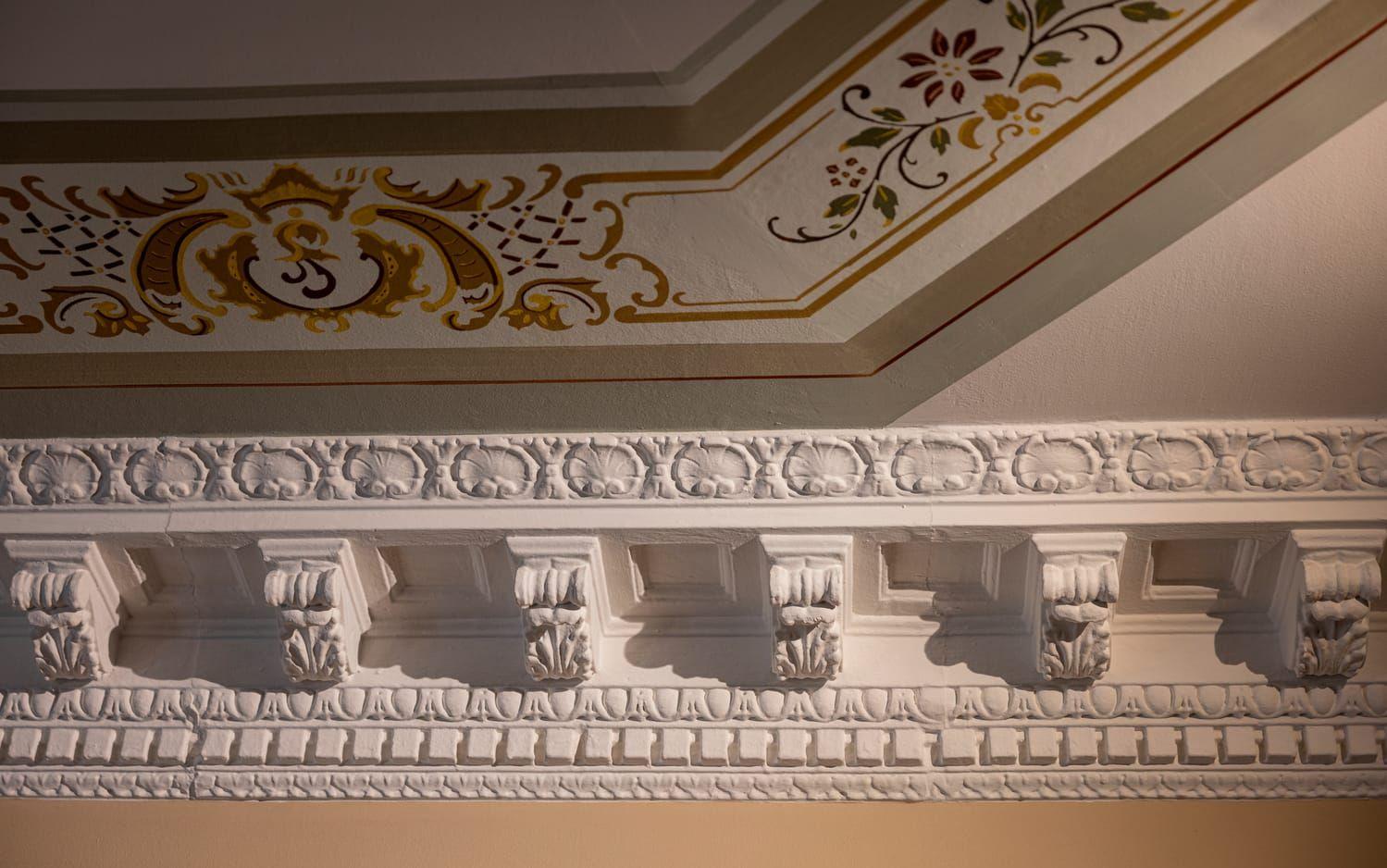 Takmålningarna i trapphuset är från slutet av 1800-talet när hotellet genomgick en stor renovering. ”När vi köpte huset var de övermålade. Vi tog hjälp av en expert med att återskapa mönstret och restaurera dem, berättar Markus Oddestad.