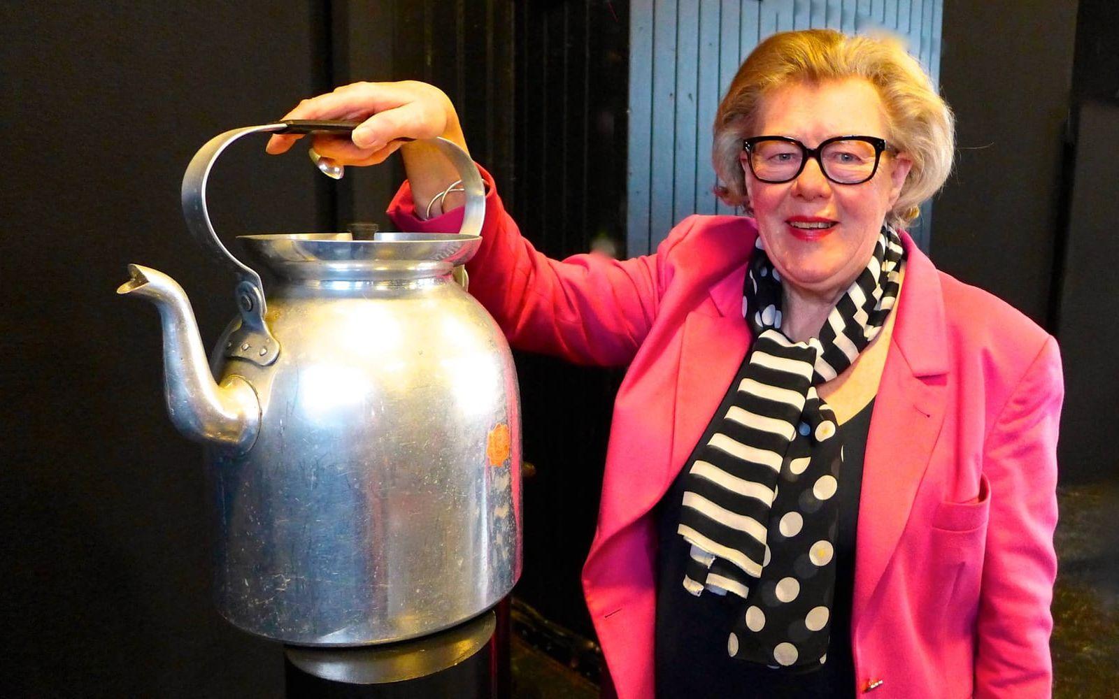 Birgitta Rasmusson, Sveriges okrönta kakdrottning, serverar den gudomliga drycken ur en gammal hederlig kittel. Bild: Kicki Media