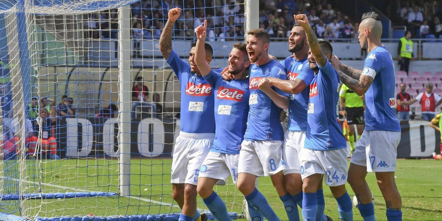 Napolis Dries Mertens, tvåa från vänster, firar med lagkamraterna efter sitt 2–0-mål i segern mot Cagliari.